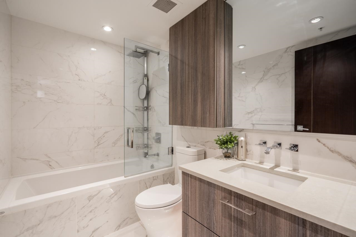 Walk-In Closet Photo of 1302 210 Salter Street, New Westminster, BC