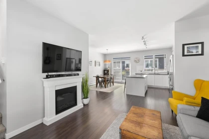 Dining Area Photo of 9 16323 15 Avenue, Surrey, BC