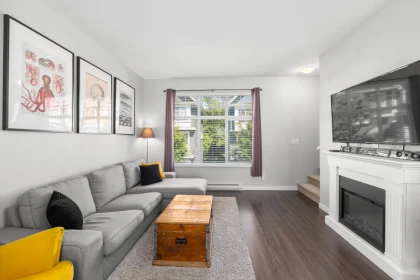Family Room Photo of 9 16323 15 Avenue, Surrey, BC