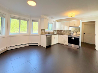 Breakfast Nook Photo of 15555 38a Avenue, Surrey, BC