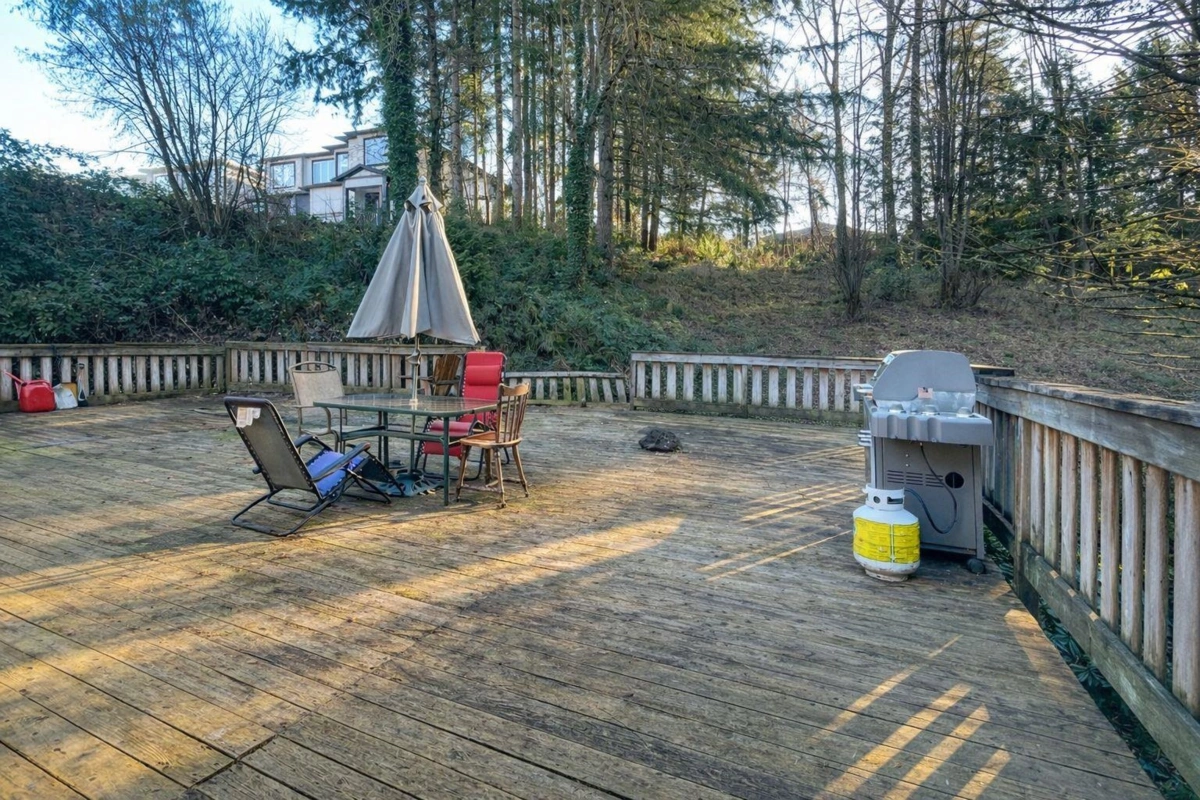 Garage Interior Photo of 32492 Cherry Avenue, Mission, BC