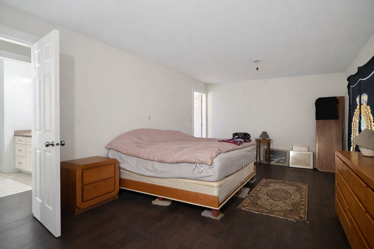 Guest Bathroom Photo of 32492 Cherry Avenue, Mission, BC