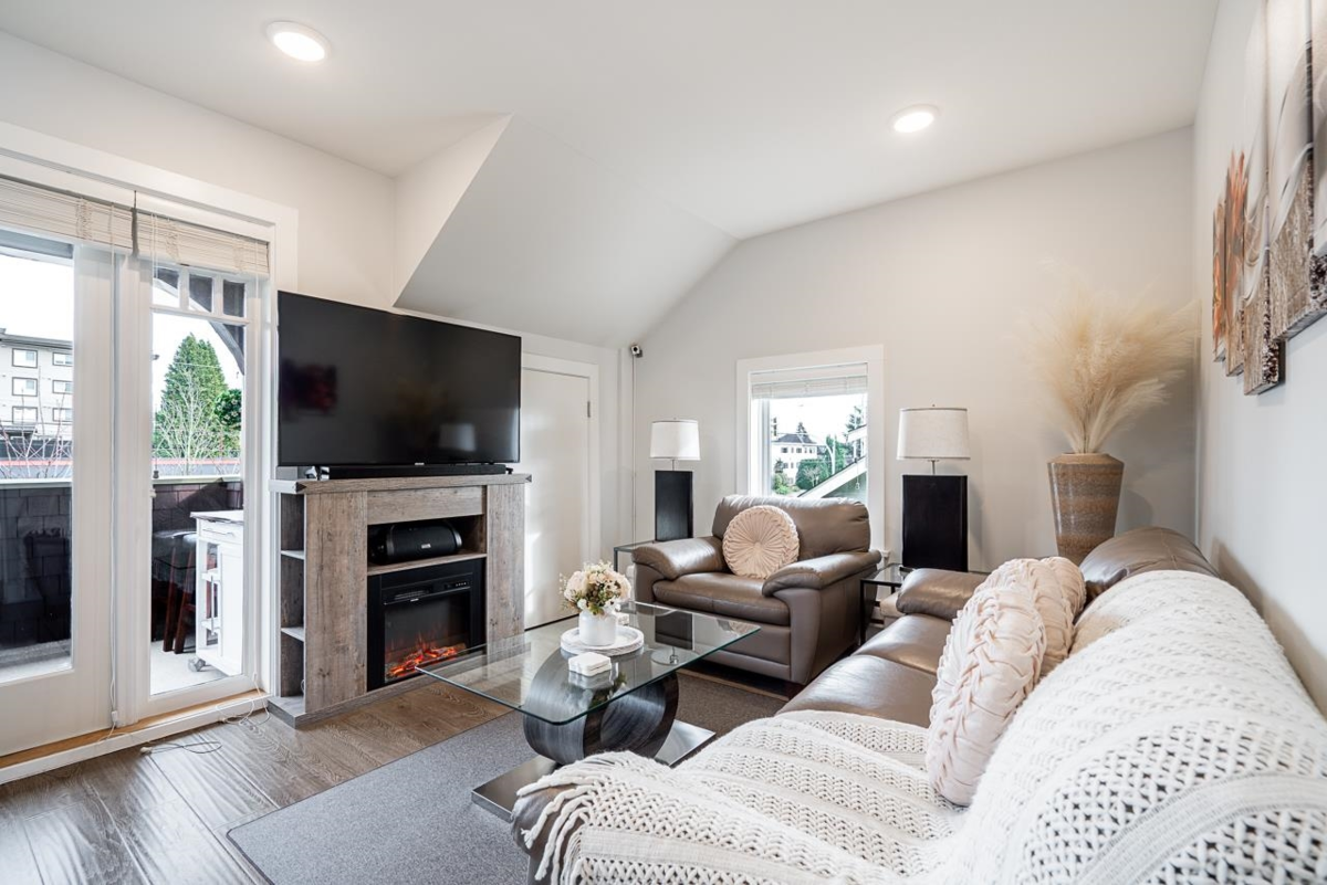Dining Area Photo of 406 Eighth Street, New Westminster, BC