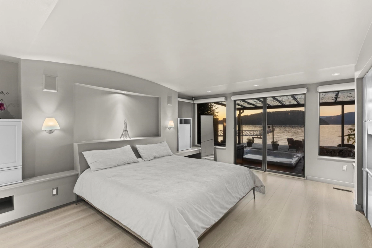 Backyard Photo of 2 Strachan Point Road, West Vancouver, BC