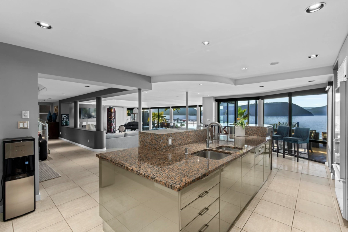 Entry Foyer Photo of 2 Strachan Point Road, West Vancouver, BC