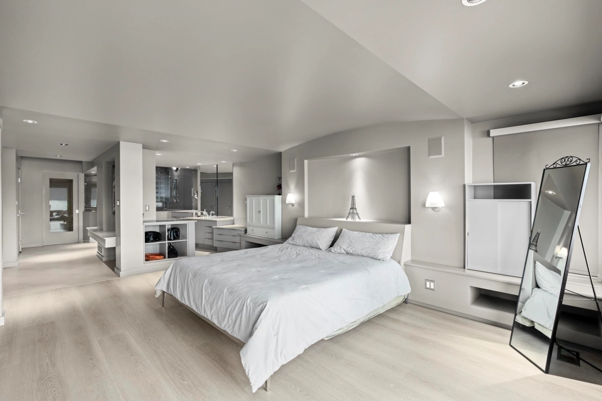 Front Yard Photo of 2 Strachan Point Road, West Vancouver, BC