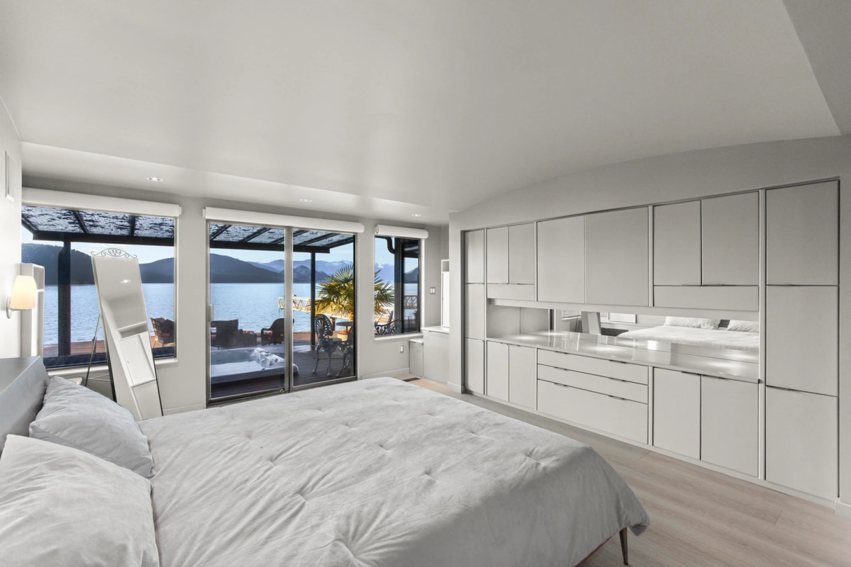 Garden / Landscaping Photo of 2 Strachan Point Road, West Vancouver, BC