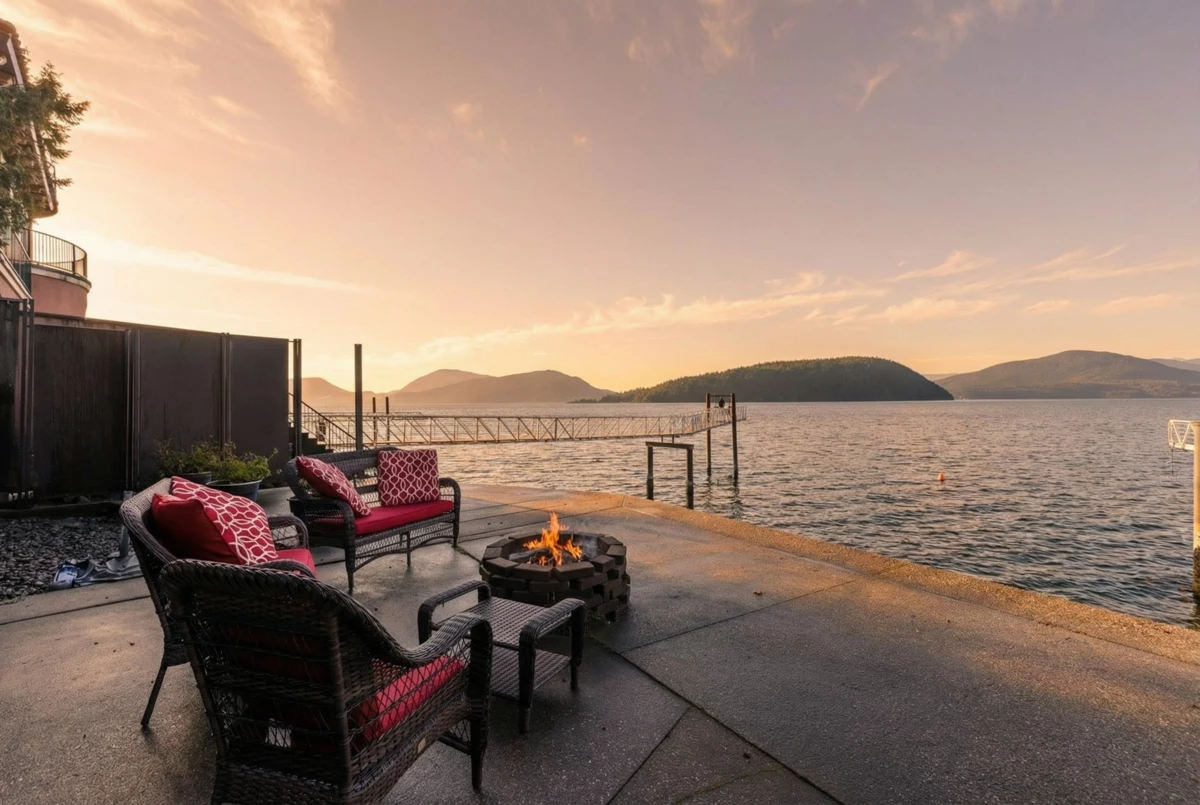 Kitchen Island Photo of 2 Strachan Point Road, West Vancouver, BC