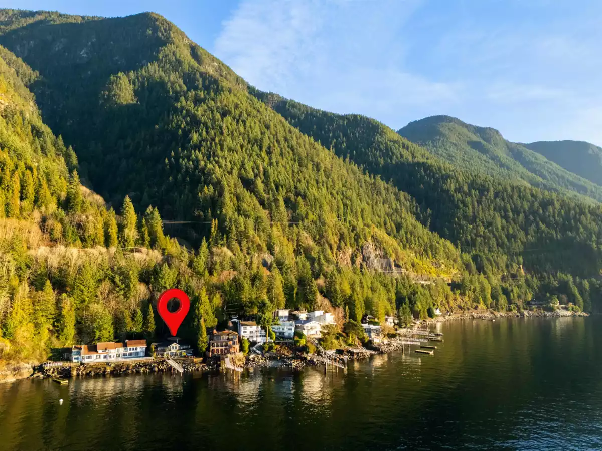 Living Room Photo of 2 Strachan Point Road, West Vancouver, BC