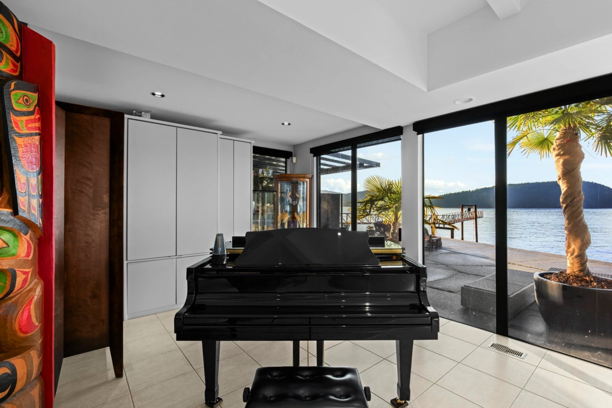 Mudroom Photo of 2 Strachan Point Road, West Vancouver, BC