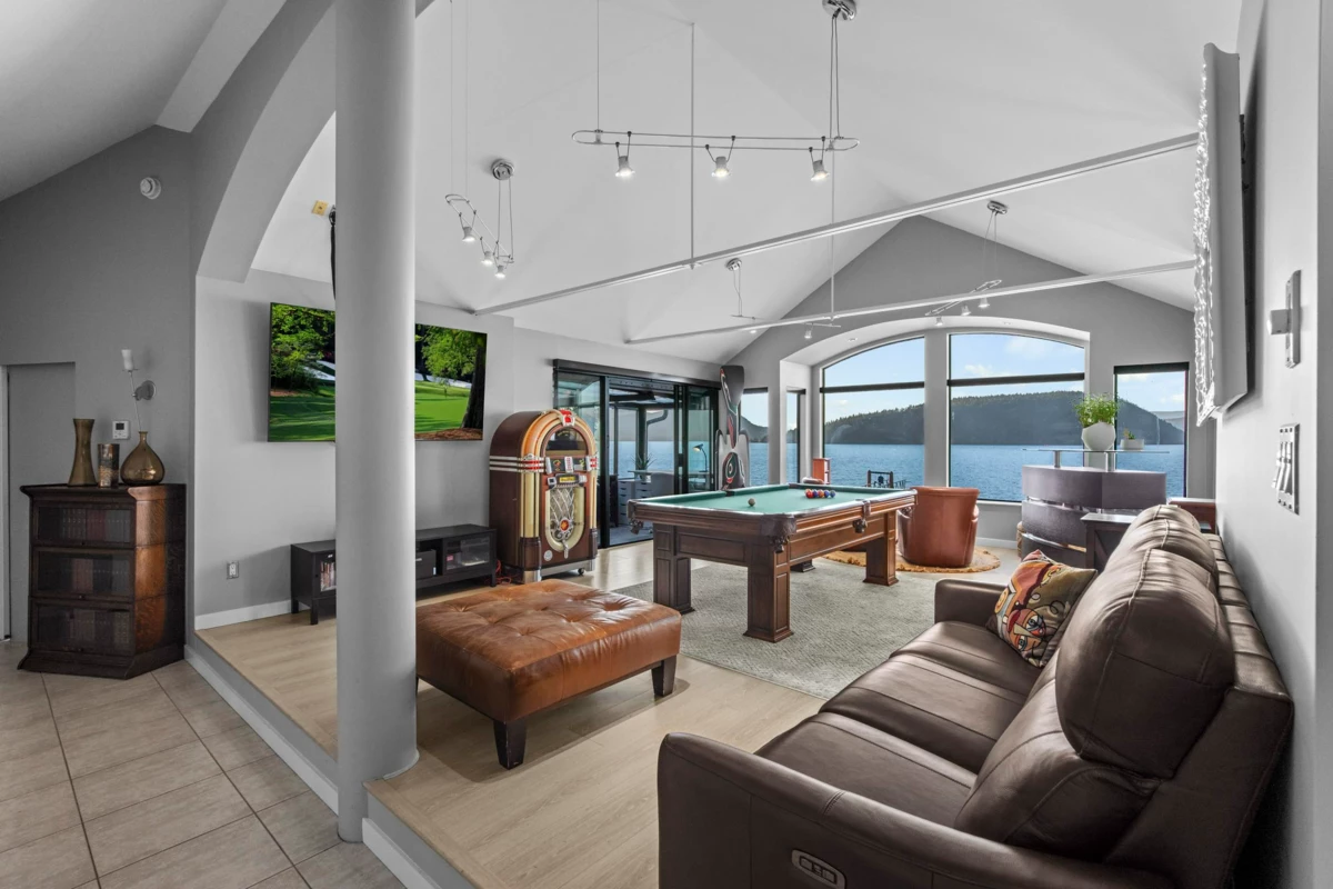 Outdoor Deck Photo of 2 Strachan Point Road, West Vancouver, BC