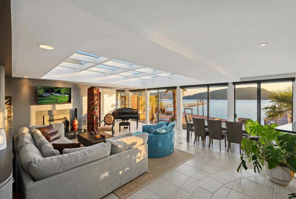 Powder Room Photo of 2 Strachan Point Road, West Vancouver, BC