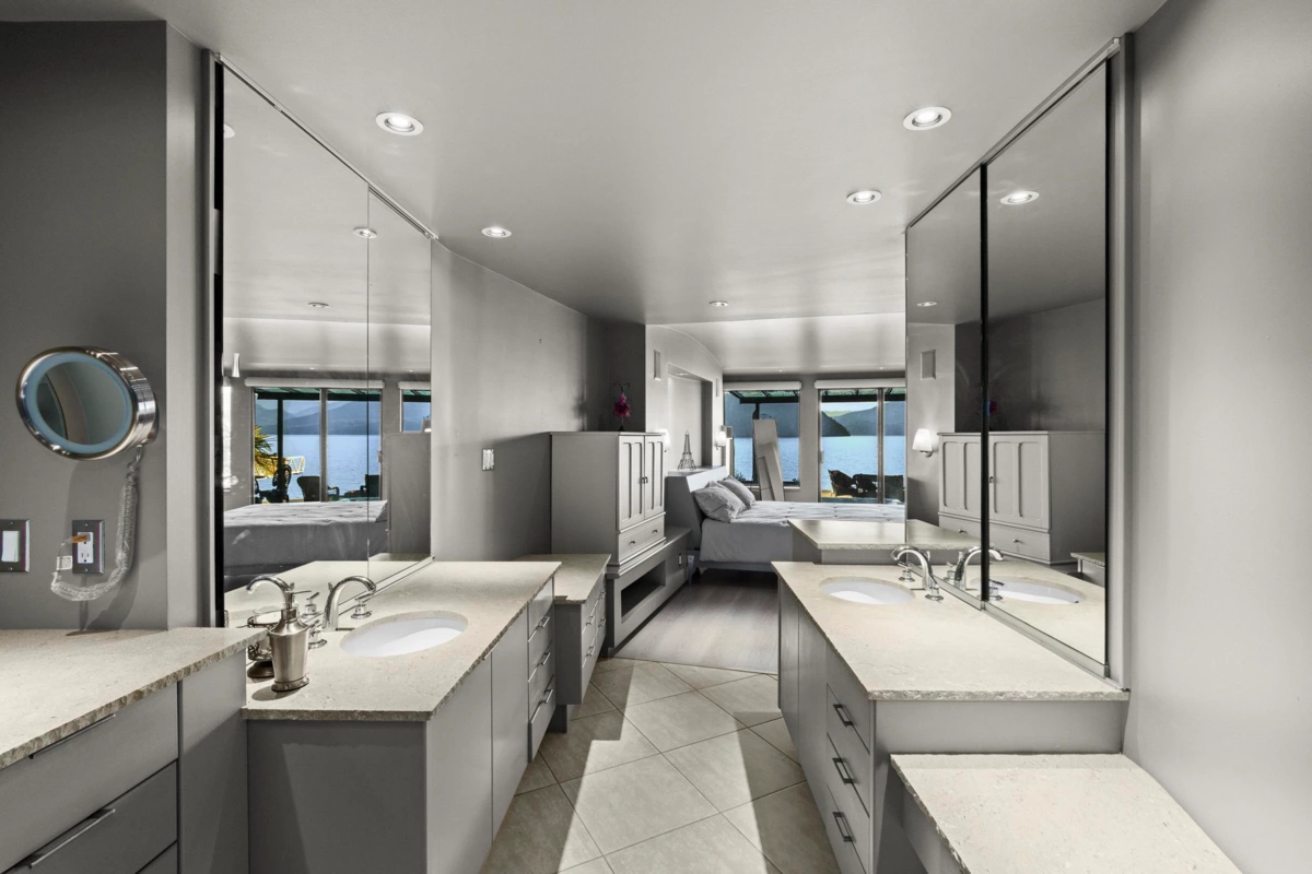 Swimming Pool Photo of 2 Strachan Point Road, West Vancouver, BC