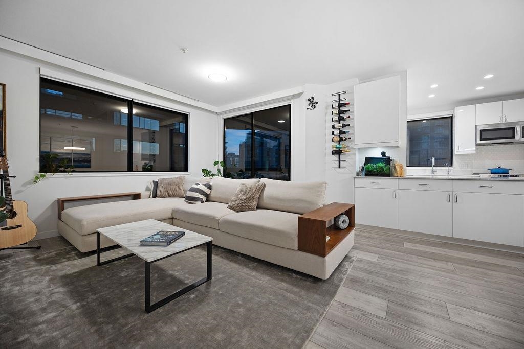 Dining Area Photo of 1007 1177 Hornby Street, Vancouver, BC