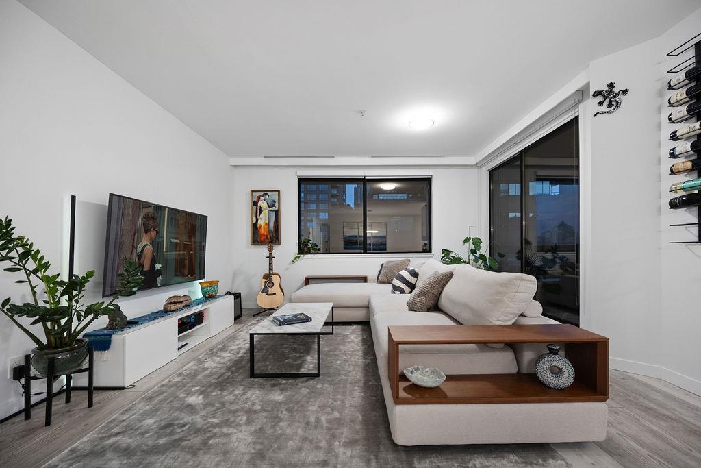 Family Room Photo of 1007 1177 Hornby Street, Vancouver, BC