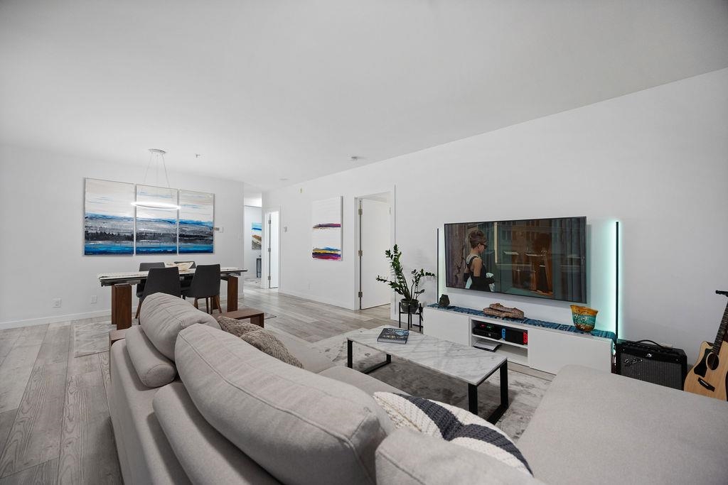 Kitchen Island Photo of 1007 1177 Hornby Street, Vancouver, BC
