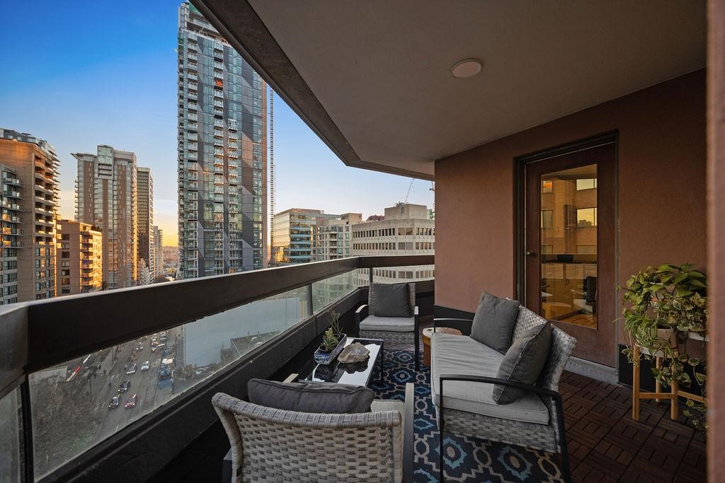 Swimming Pool Photo of 1007 1177 Hornby Street, Vancouver, BC