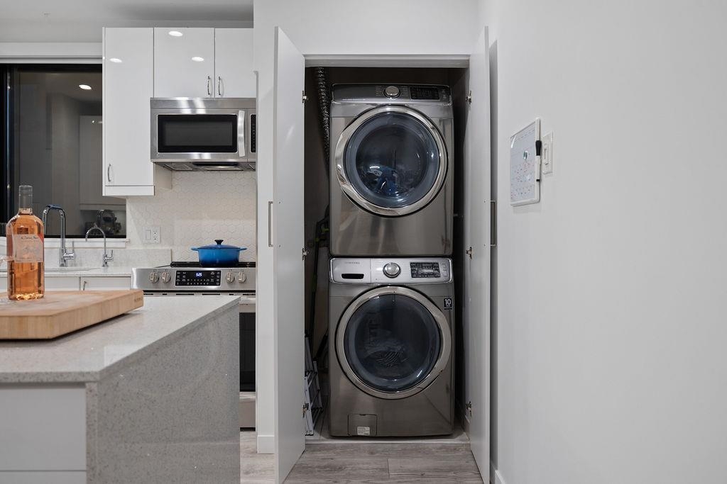 Walk-In Closet Photo of 1007 1177 Hornby Street, Vancouver, BC