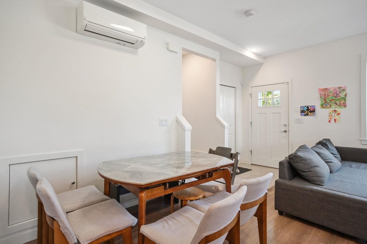 Kitchen Island Photo of 1 7780 Bridge Street, Richmond, BC
