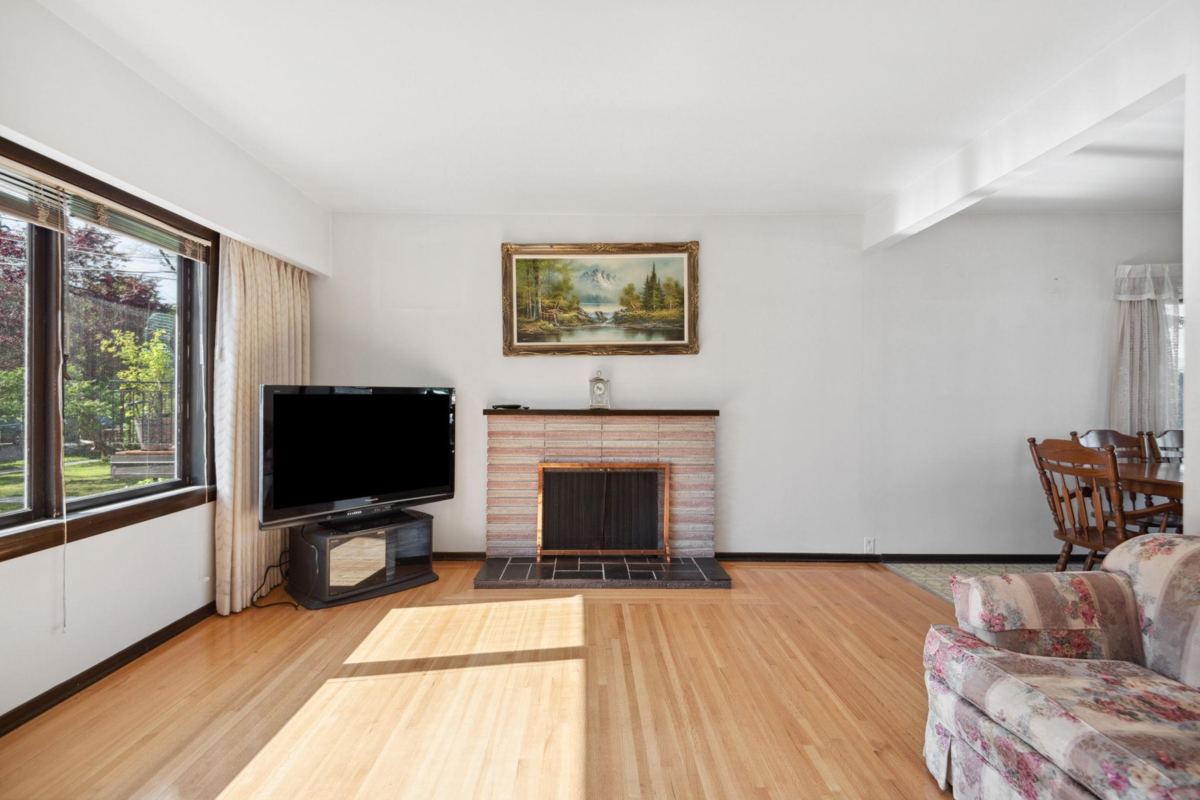 Breakfast Nook Photo of 4262 Dumfries Street, Vancouver, BC