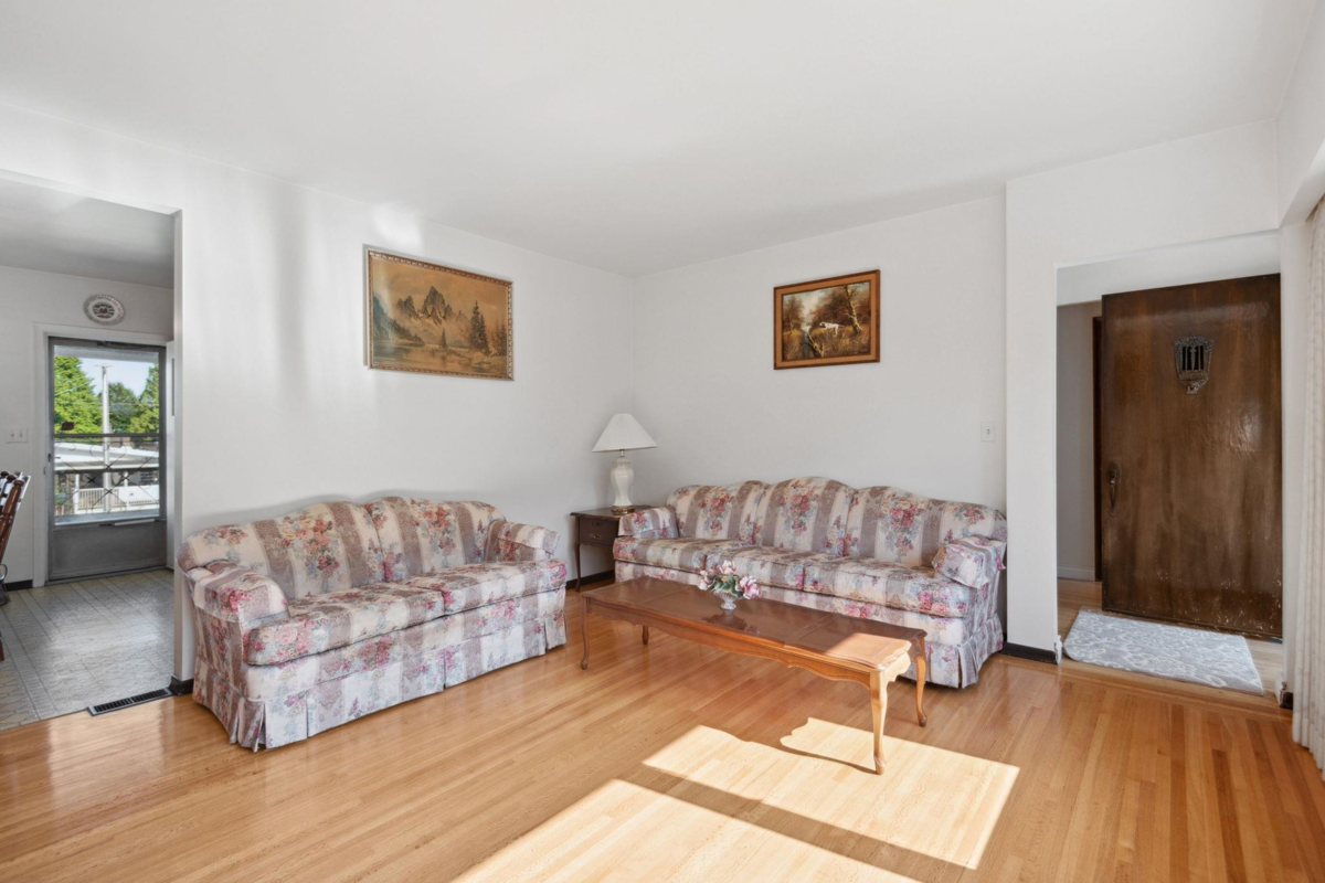 Kitchen Island Photo of 4262 Dumfries Street, Vancouver, BC
