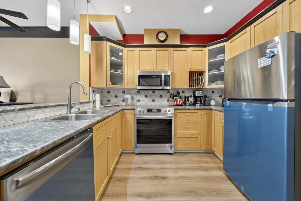 Kitchen Photo of 30 7250 144 Street, Surrey, BC