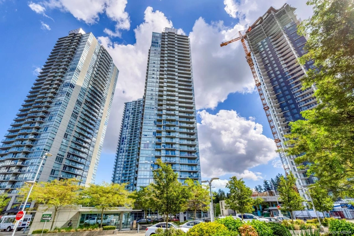 Kitchen Island Photo of 3001 9981 Whalley Boulevard, Surrey, BC