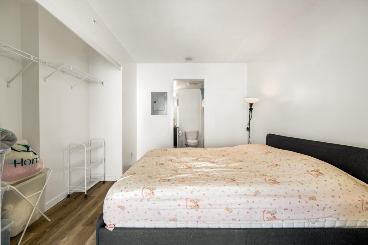 Primary Bathroom Photo of 3001 9981 Whalley Boulevard, Surrey, BC