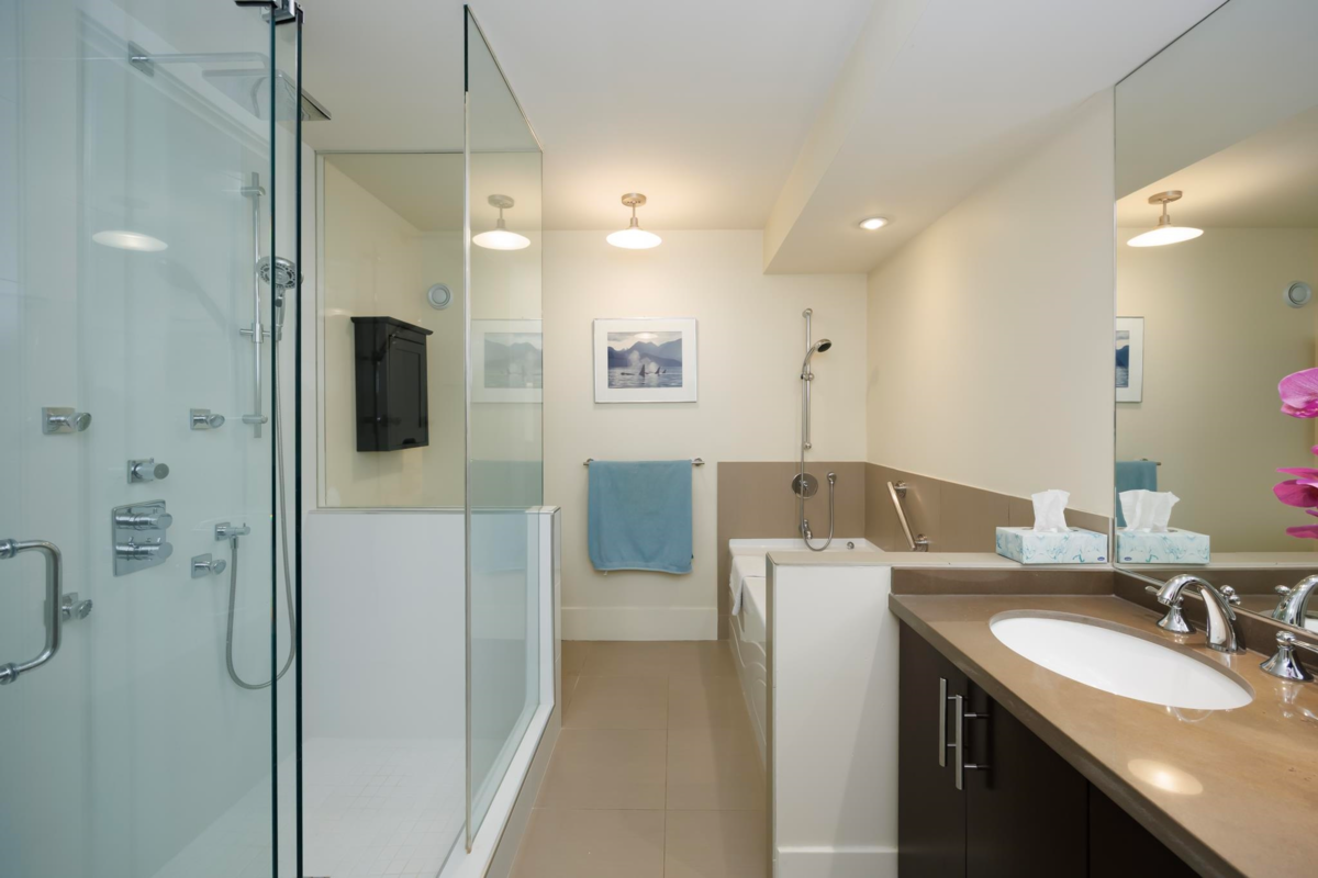 Powder Room Photo of 112 4101 Yew Street, Vancouver, BC