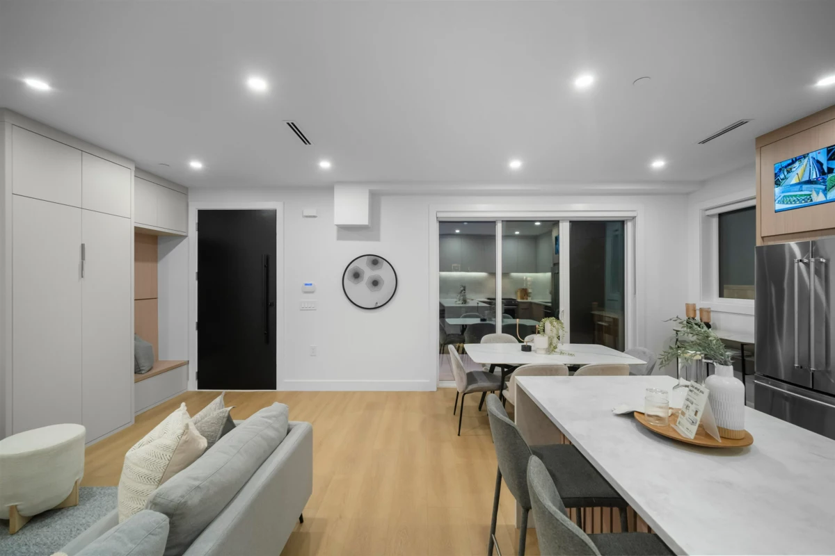 Dining Area Photo of 1 3623 Triumph Street, Vancouver, BC