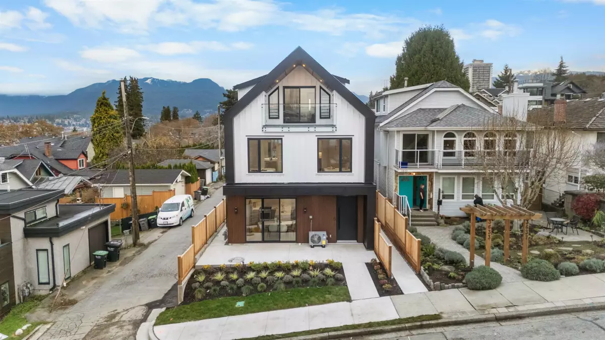 Entry Foyer Photo of 1 3623 Triumph Street, Vancouver, BC