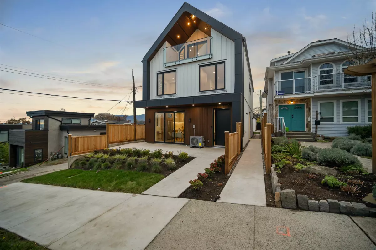 Front Yard Photo of 1 3623 Triumph Street, Vancouver, BC