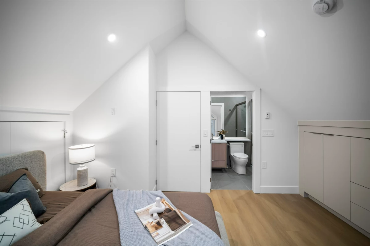 Powder Room Photo of 1 3623 Triumph Street, Vancouver, BC