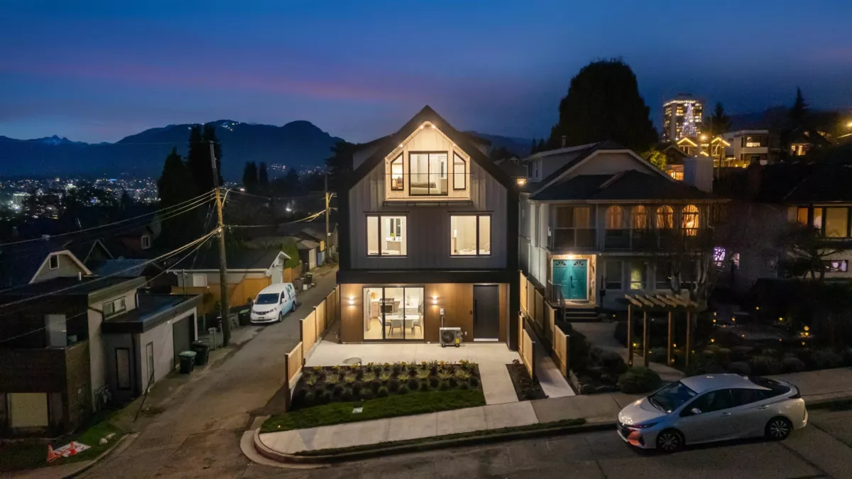 Swimming Pool Photo of 1 3623 Triumph Street, Vancouver, BC