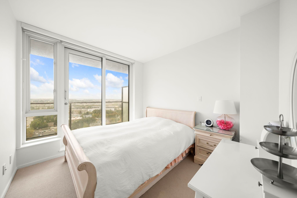 Walk-In Closet Photo of 1808 8555 Granville Street, Vancouver, BC