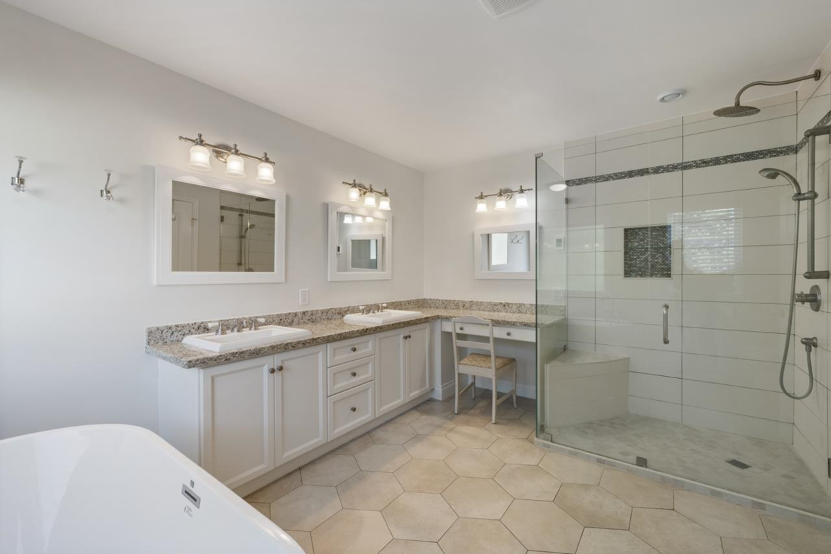 Basement Recreation Room Photo of 14027 Blackburn Avenue, White Rock, BC