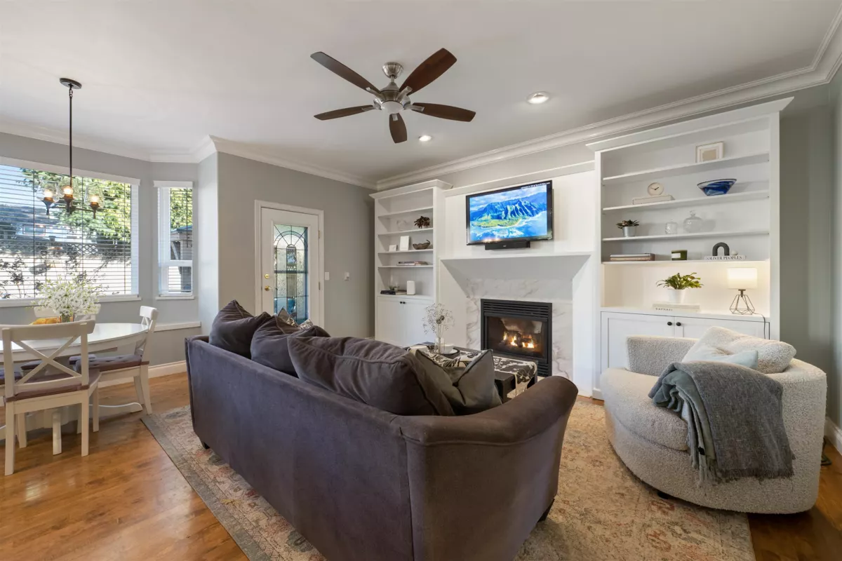 Kitchen Island Photo of 14027 Blackburn Avenue, White Rock, BC