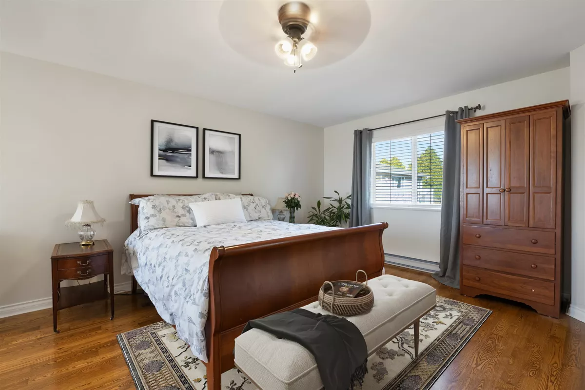 Powder Room Photo of 14027 Blackburn Avenue, White Rock, BC