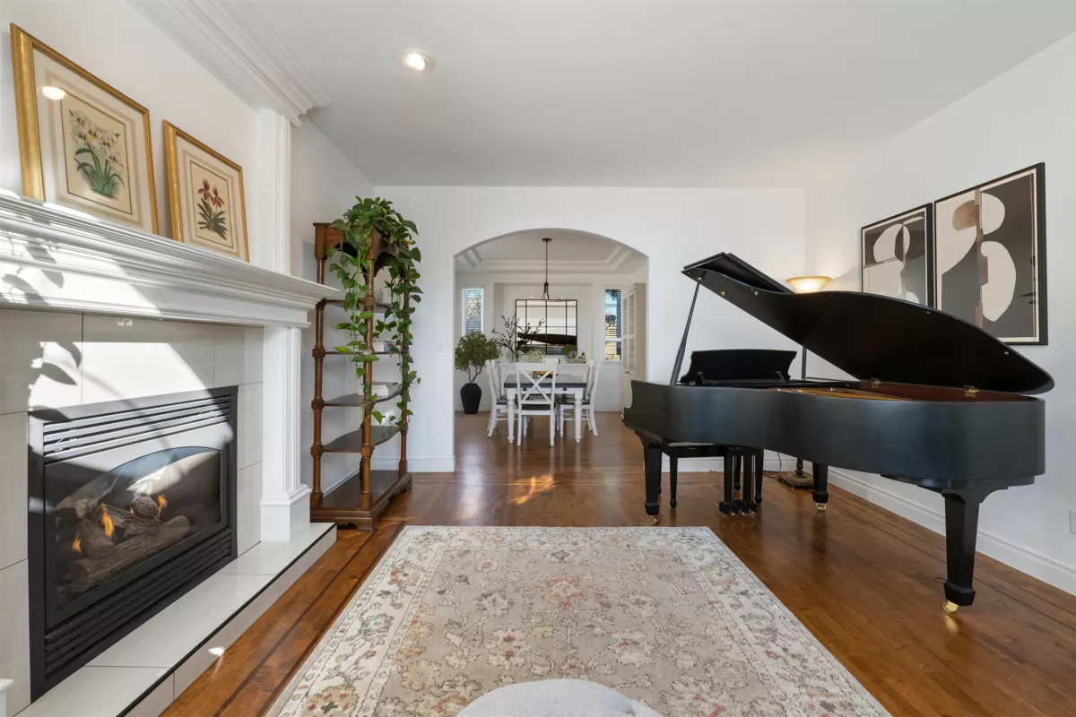 Primary Bathroom Photo of 14027 Blackburn Avenue, White Rock, BC