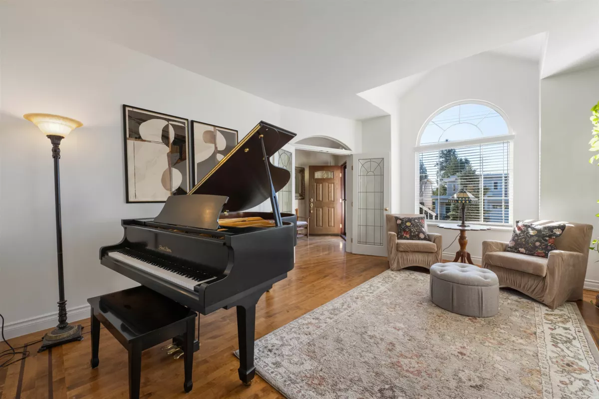 Walk-In Closet Photo of 14027 Blackburn Avenue, White Rock, BC