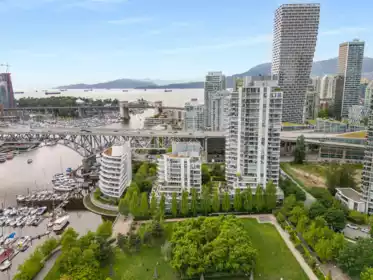 Hot Tub / Spa Photo of 605 633 Kinghorne Mews, Vancouver, BC