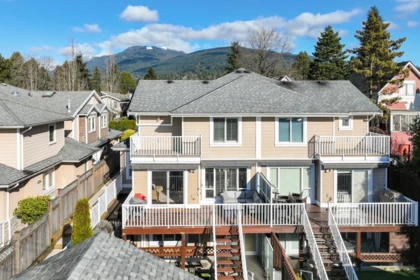 205 E 18th Street, North Vancouver, BC, North Vancouver — Half Duplex for sale
