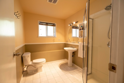 Entry Foyer Photo of 485 Abbs Road, Gibsons, BC