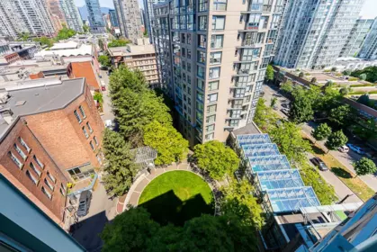 Front Yard Photo of 1304 283 Davie Street, Vancouver, BC