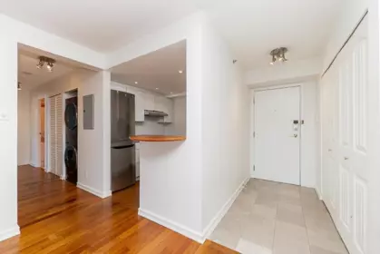 Kitchen Island Photo of 1304 283 Davie Street, Vancouver, BC