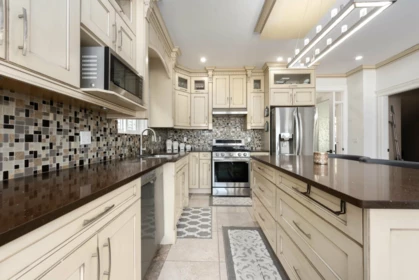 Kitchen Island Photo of 5883 131a Street, Surrey, BC