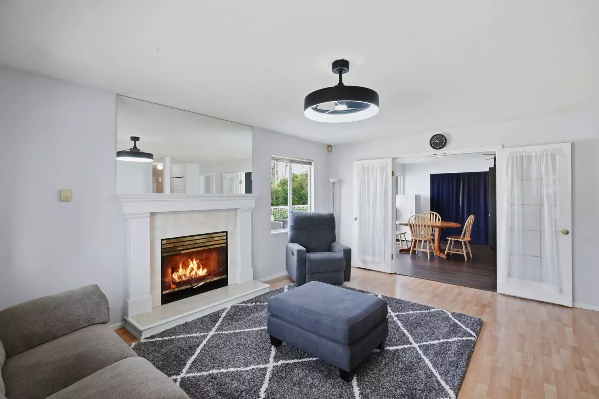 Family Room Photo of 5 11954 Hawthorne Street, Maple Ridge, BC