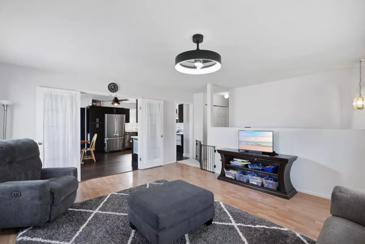 Living Room Photo of 5 11954 Hawthorne Street, Maple Ridge, BC