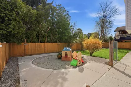 Front Yard Photo of 5 11954 Hawthorne Street, Maple Ridge, BC