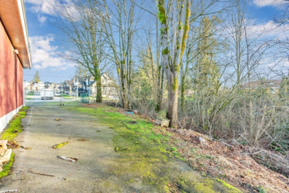 Outdoor Deck Photo of 17986 67 Avenue, Surrey, BC
